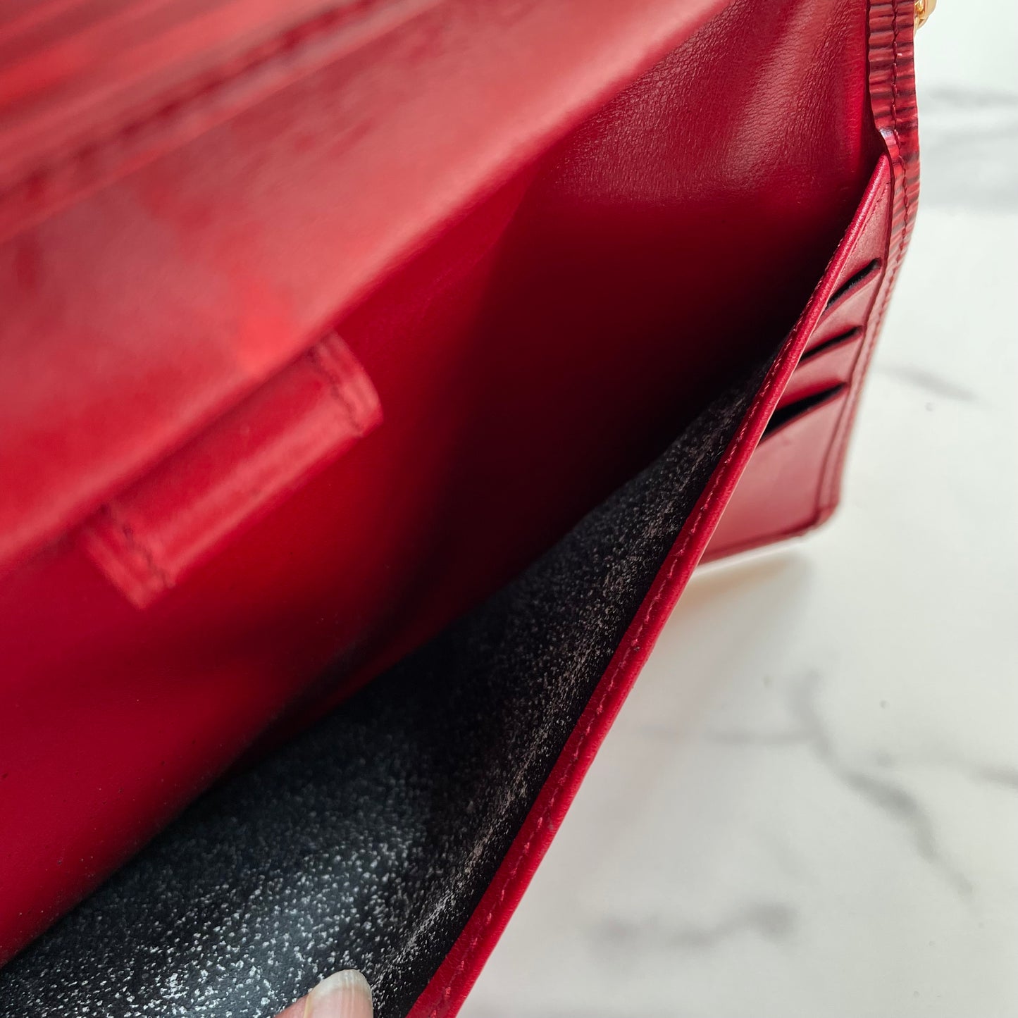 Louis Vuitton International Epi Wallet on chain