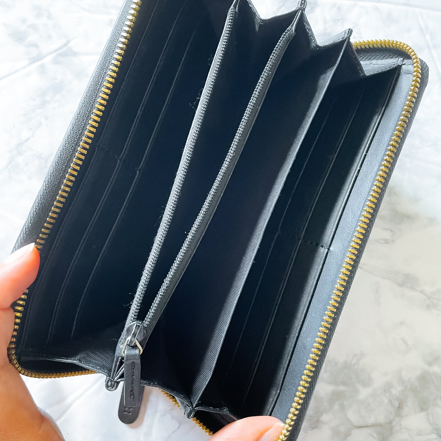 GUCCI Guccissima Bow Zipper wallet