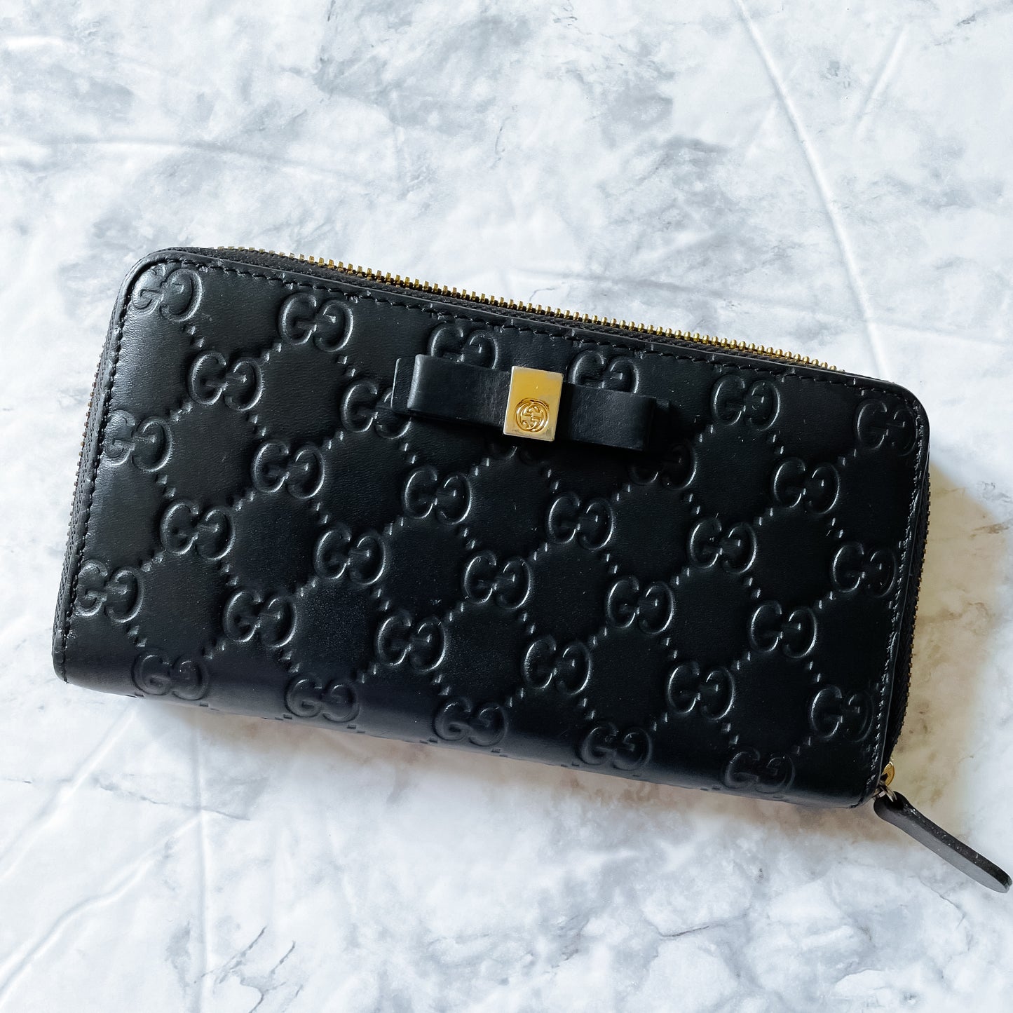 GUCCI Guccissima Bow Zipper wallet