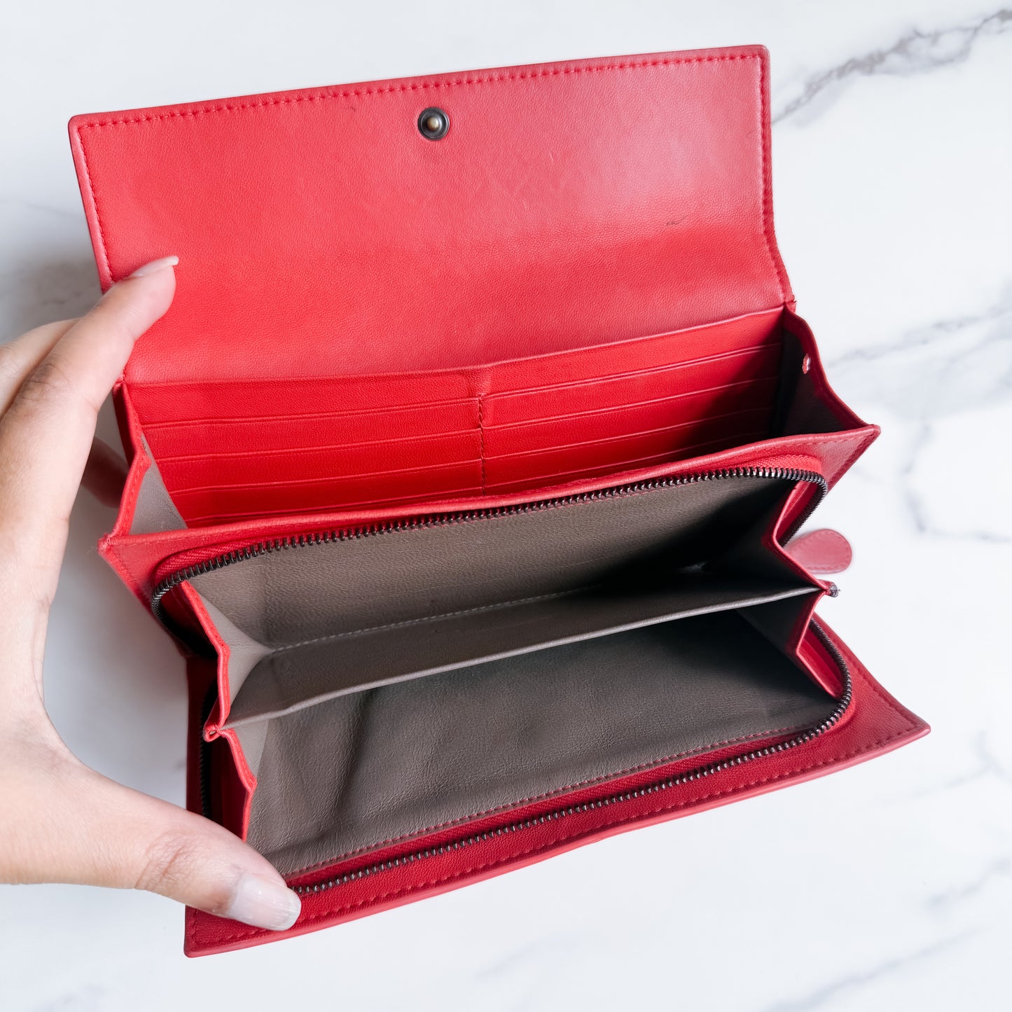 Bottega Veneta wallet on chain